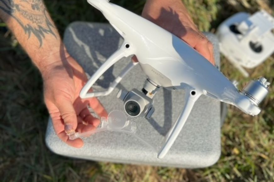 DJI Phantom 4 Gimbal Guard wird gelöst.